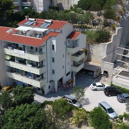 Apartments Rica Omis Bagian luar foto