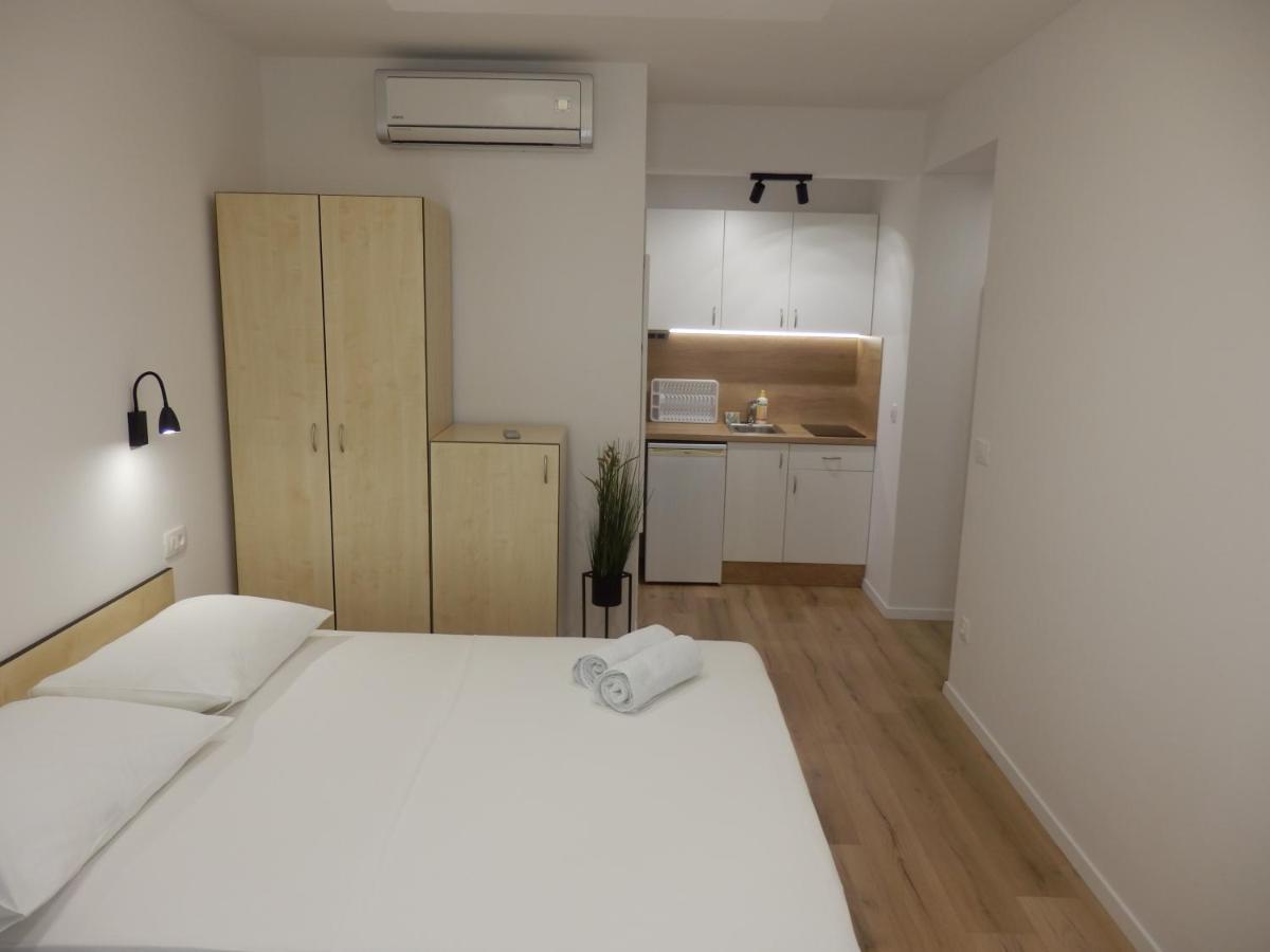 Apartments Rica Omis Bagian luar foto
