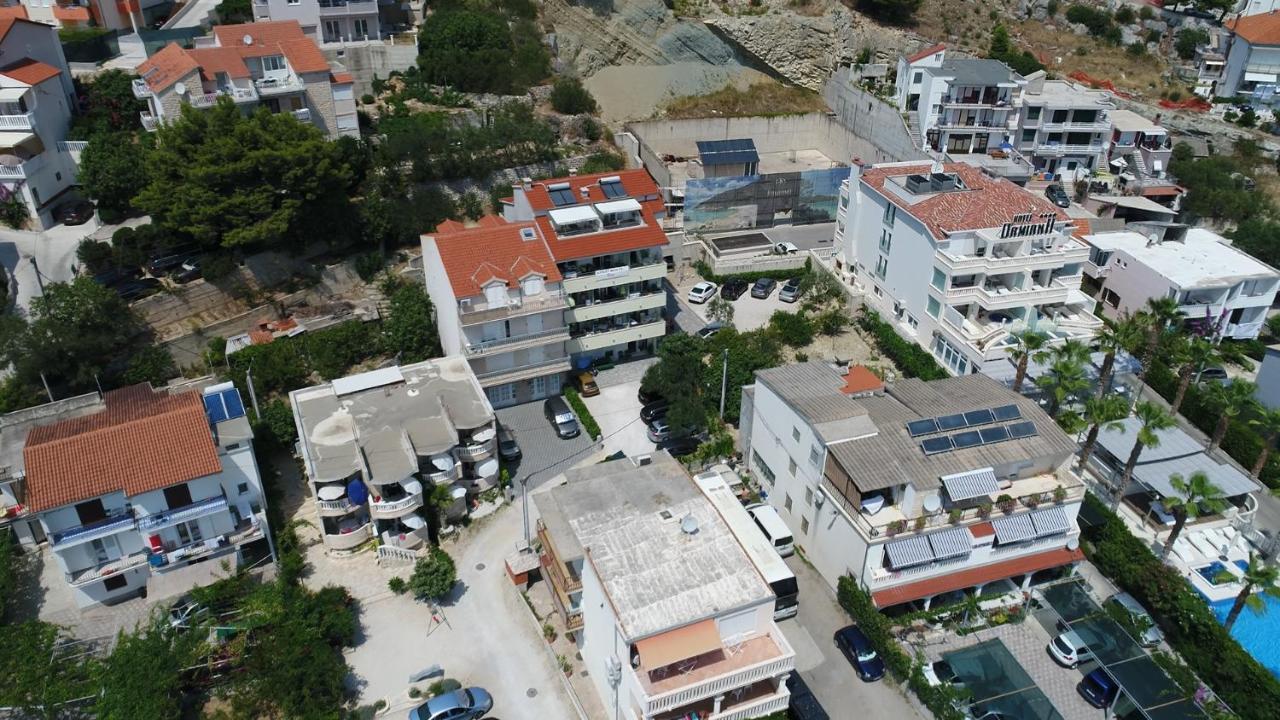 Apartments Rica Omis Bagian luar foto