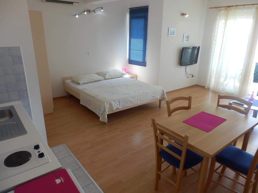 Apartments Rica Omis Bagian luar foto