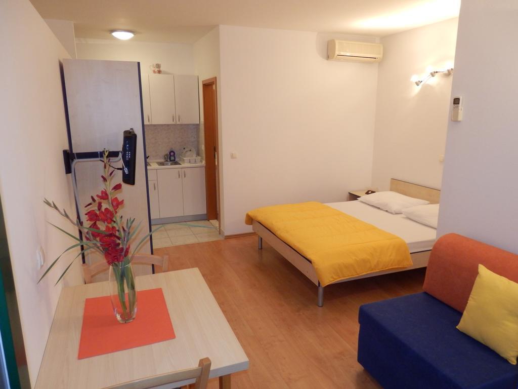 Apartments Rica Omis Bagian luar foto