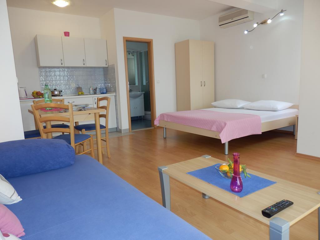 Apartments Rica Omis Bagian luar foto