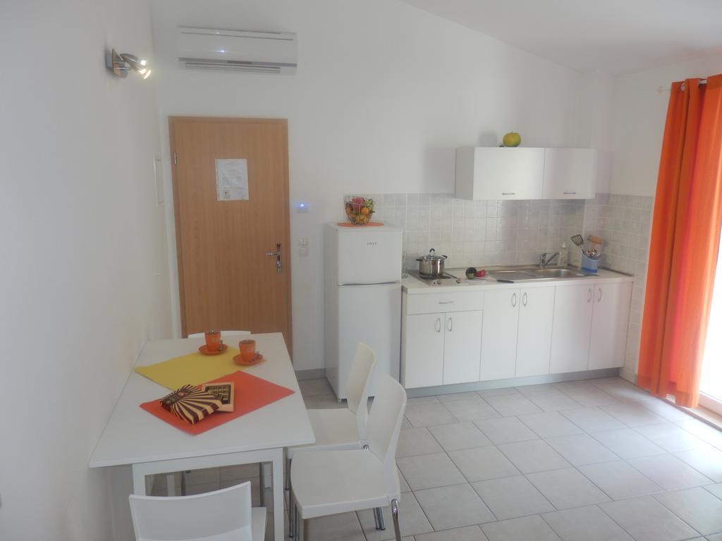 Apartments Rica Omis Bagian luar foto