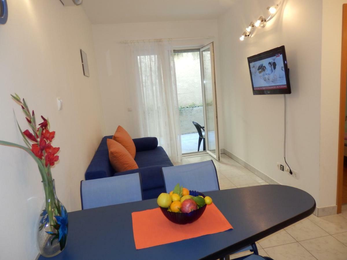 Apartments Rica Omis Ruang foto