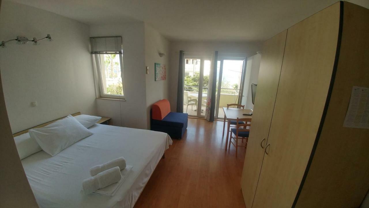 Apartments Rica Omis Bagian luar foto