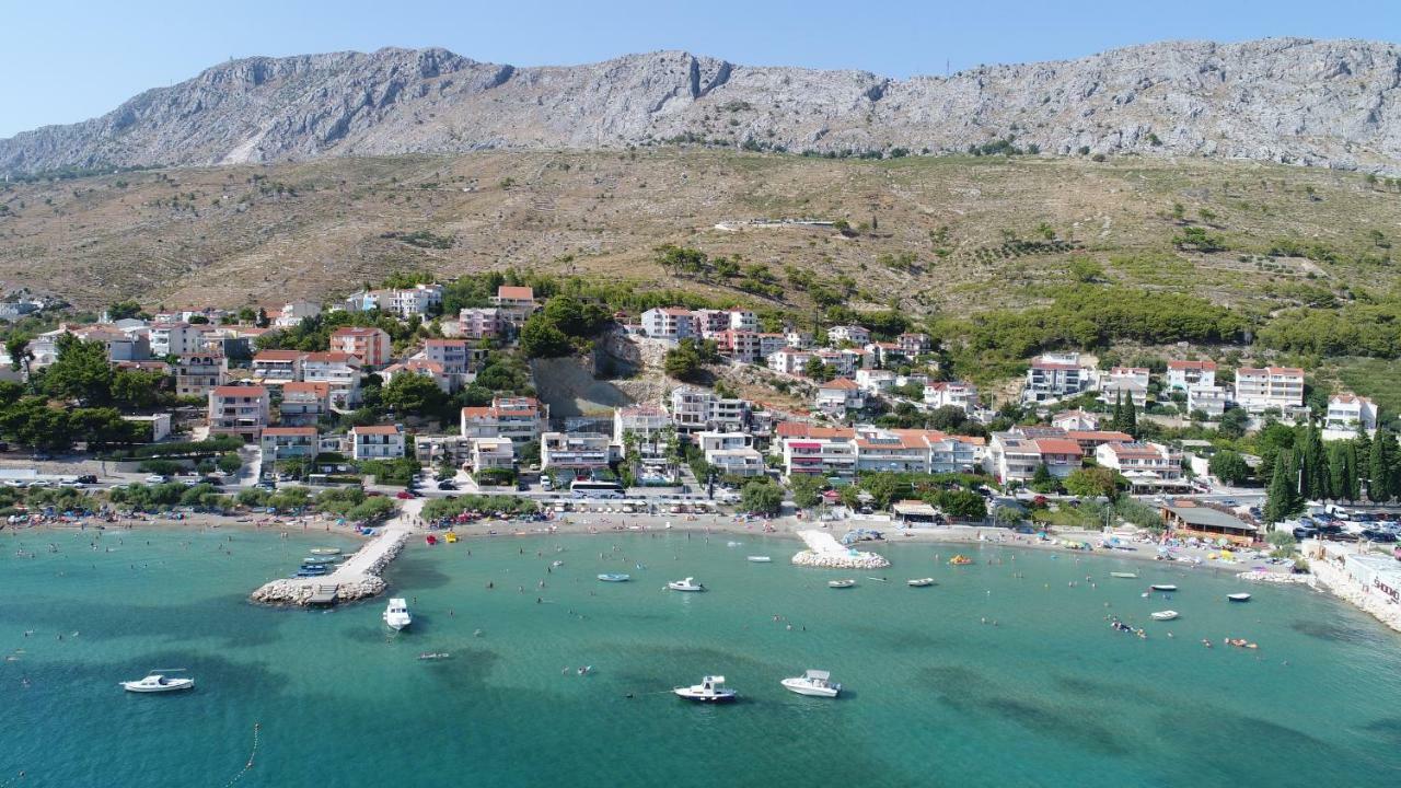 Apartments Rica Omis Bagian luar foto
