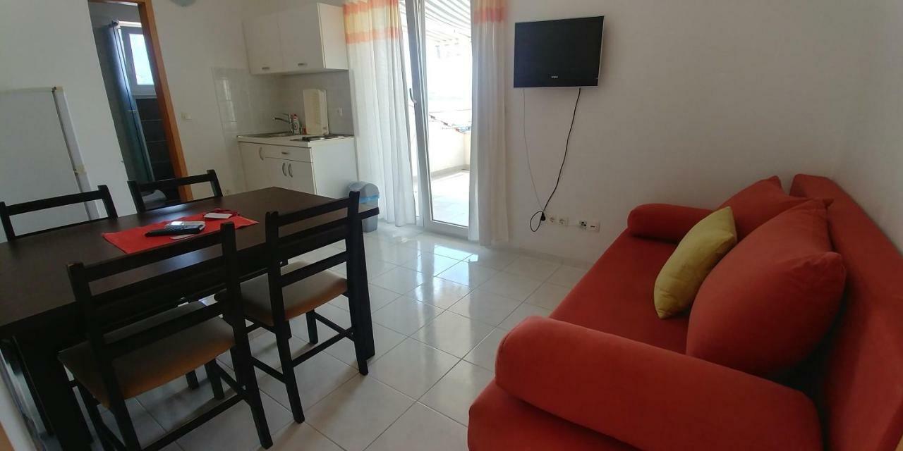 Apartments Rica Omis Bagian luar foto
