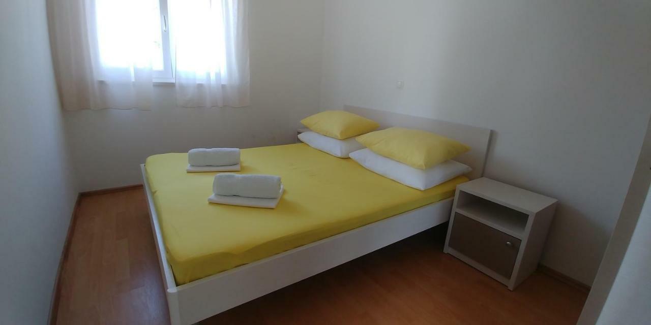 Apartments Rica Omis Bagian luar foto